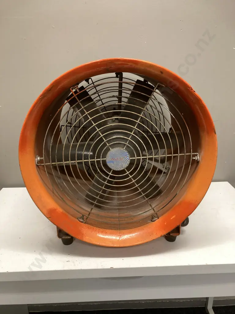 Portable Ventilation Fan. Dia 40cm (On / Off Switch Damaged) Image 1++